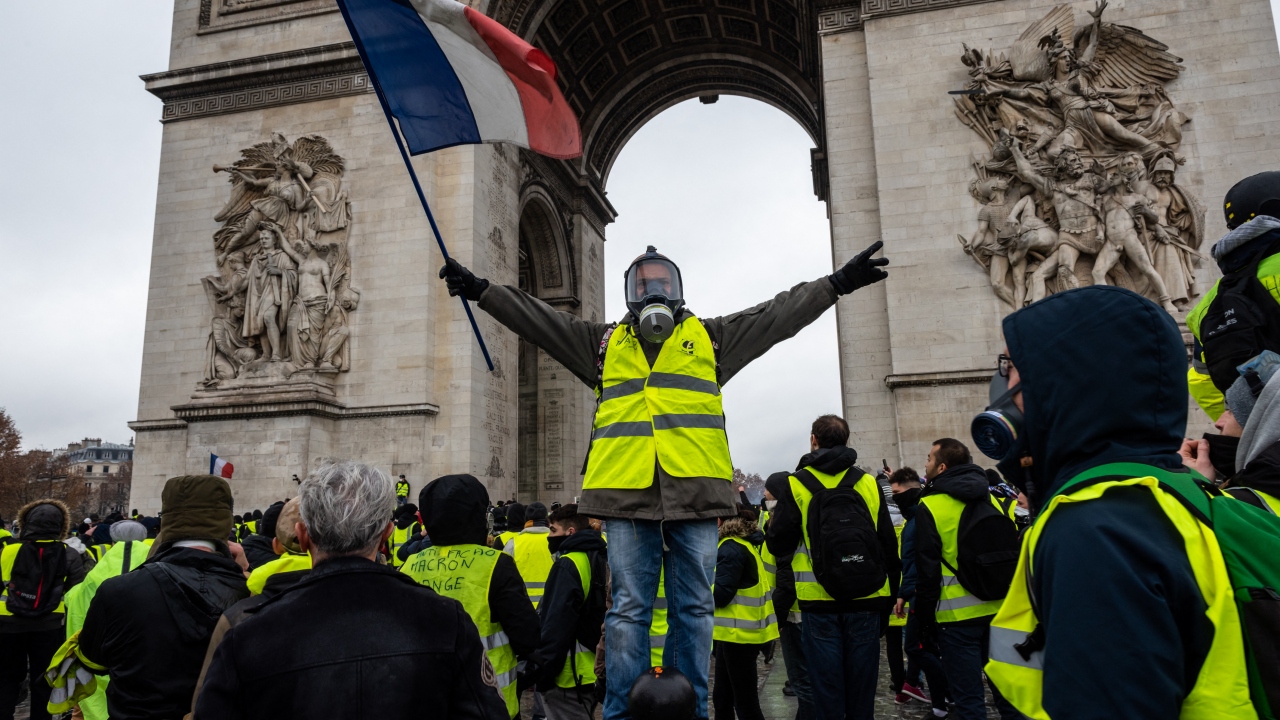 Hükumetin bu tasarıyla Sarı Yelekliler`e karşı tutumunu sertleştireceğine işaret ediliyor.
