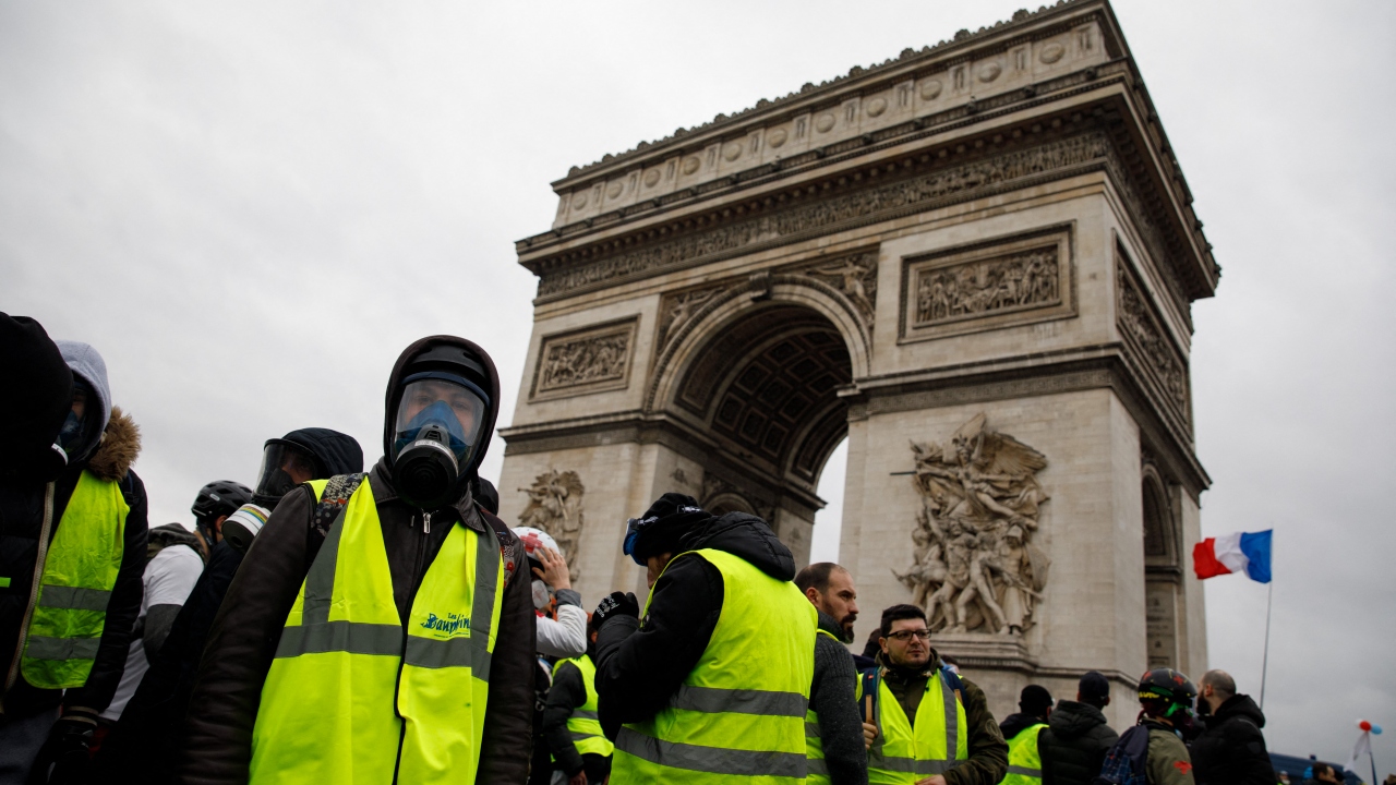 Fransa Ulusal Meclisi, eylemcilere karşı sert cezalar öngören yasa tasarısı kapsamında gösterilerde "maske" takan protestoculara bir yıl hapis ve 15 bin euro para cezasına izin veren maddeyi onayladı.