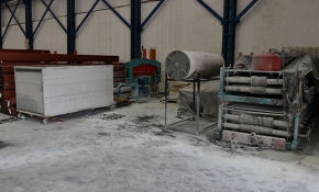 Boşanmak istemeyen kocasının iş yerini benzin dökerek ateşe verdi