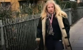 İngiltere'de ırkçı bir kadın Brezilyalı gençlere saldırdı