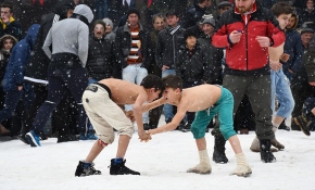 Kar yağışı altındaki güreşler büyük ilgi çekti