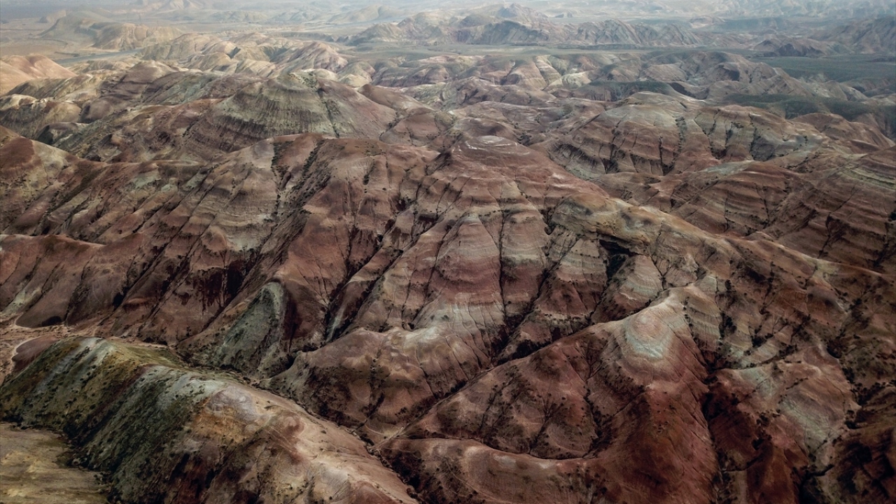 Kentin en büyük doğal zenginlikleri arasında yer alan ve rengarenk toprak yapısı ile adeta ziyaretçilerini büyüleyen Gökkuşağı Tepeleri, görsel güzelliği ve doğa sporlarına uygun alanlarıyla ilgi çekiyor. 