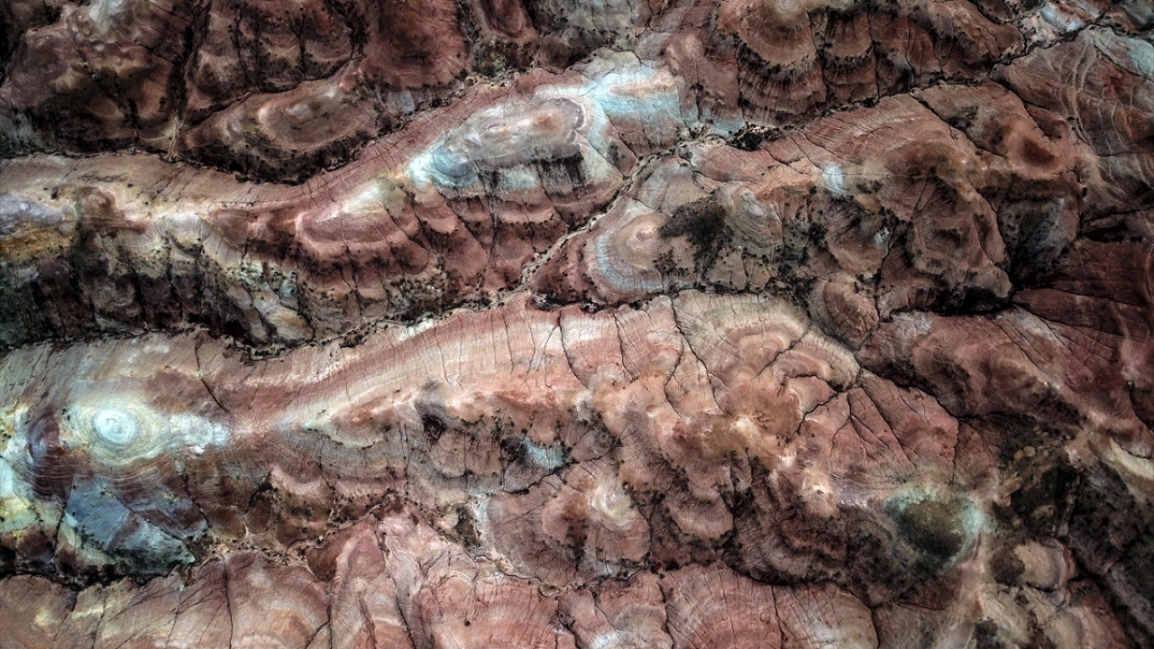 Gökkuşağı Tepeleri`nin son zamanlarda sosyal medya üzerinden ününün yayılmasıyla Iğdır`ın yanı sıra diğer doğu illerinden de çok sayıda doğa sporcusu ve doğa fotoğrafçısı bölgeyi ziyaret ediyor. 