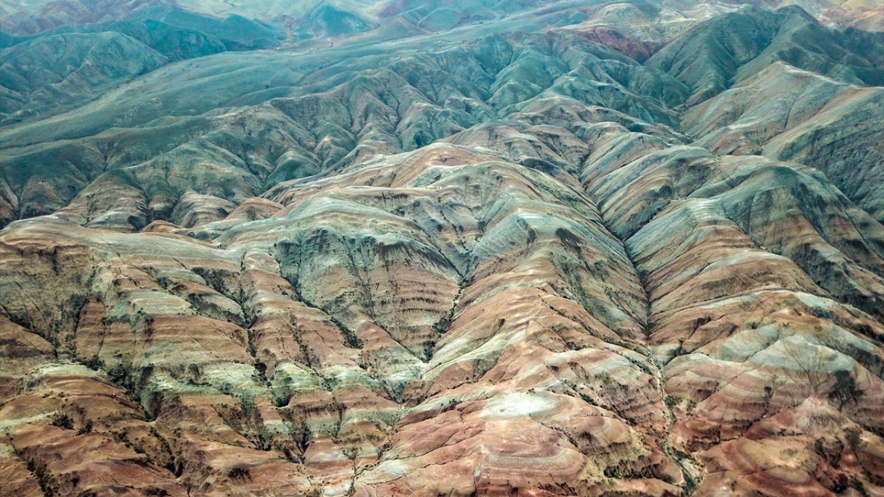Doğa fotoğrafçılarından Betül Öner, Gökkuşağı Tepeleri`nin her mevsim farklı güzellikler sunduğunu söyledi. 