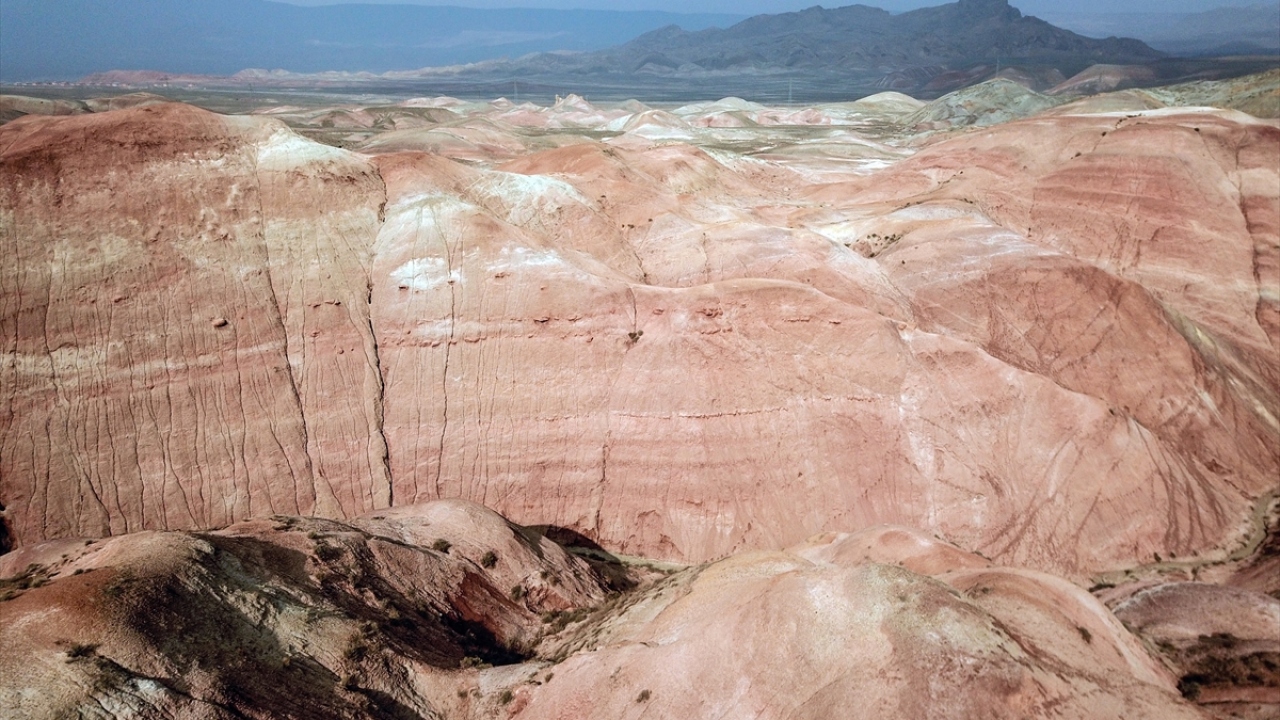 Doğa sporcusu İlteriş Kağan Taşkınsu da zaman zaman farklı şehirlerden gelmek isteyenleri bu tepelere getirdiklerini ve oldukça olumlu geri dönüşler aldıklarını ifade etti.