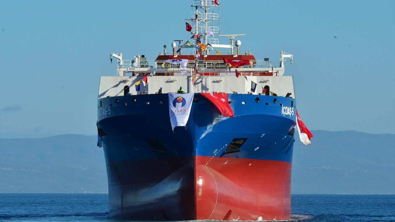 Son olarak iç tefşirat ve elektronik dizayn çalışmaları kalan gemi için şirket yöneticilerinin de katılımıyla düzenlenen törende kurban kesildi, dua edildi. Ardından "Vira Bismillah" denilerek geminin suya indirme işlemi yapıldı.