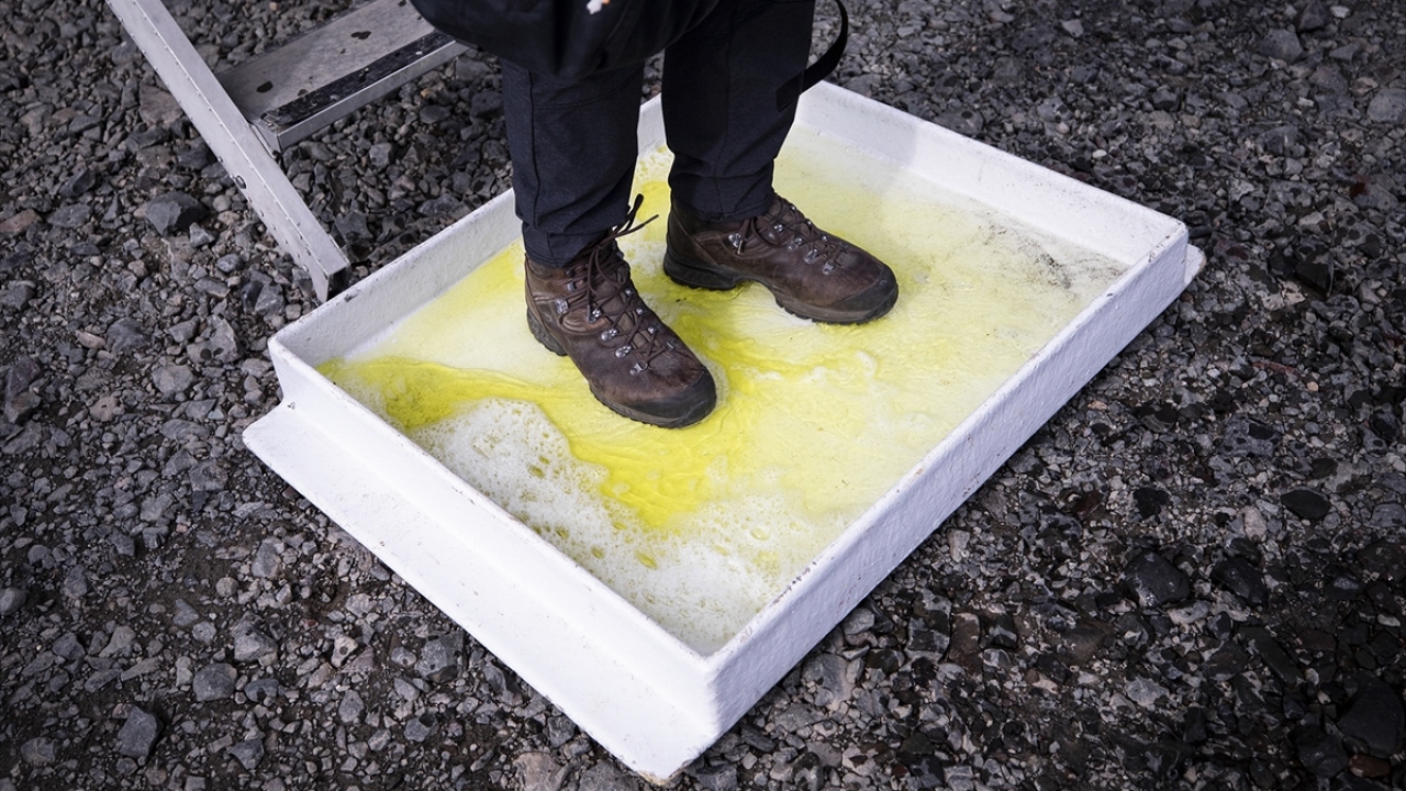 Türk ekibi, Antarktika Anlaşmalar Sistemi uyarınca kıtaya herhangi bir canlı organizma taşımamaları için uçaktan inerken ayaklarını dezenfektan suda temizleyerek karaya ayak bastı.