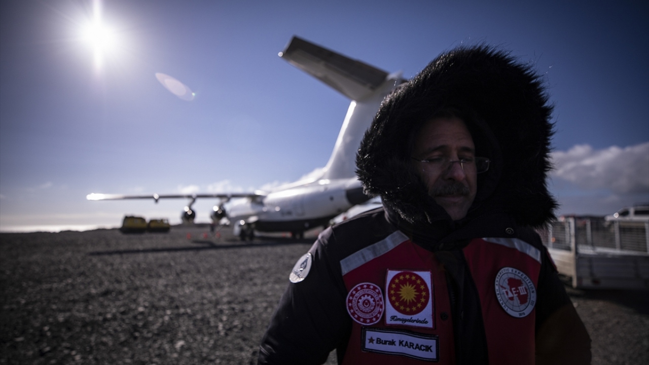 Yaklaşık 30 saat süren bir yolculukla Puerto Williams’a ulaşan Türk ekibini bölge valisi Juan Jose Arcos karşıladı.