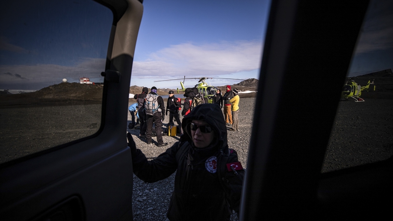 Toplam 5 uçuş gerçekleştiren ekip, ağırlığı yaklaşık 1,5 ton olan 46 parça bagajı beraberinde taşıdı. Ekip, her uçuşta bu bagajlara ilişkin gerekli işlemleri gerçekleştirdi. 
