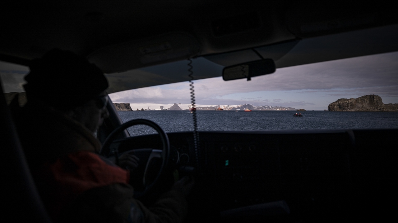 Antarktika uçağında Şili ve Polonya’dan gelen 6 bilim insanıyla buluşan Türk ekibi, King George Adası açıklarında bulunan ve 30 gün boyunca çalışmalarını gerçekleştirecekleri Şili bayraklı Betanzos isimli araştırma gemisine zodyak botlarla geçti.