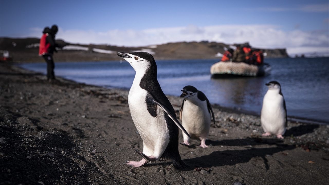 Sanayi ve Teknoloji Bakanı Mustafa Varank da uçuşun başladığı andan itibaren sefer ekibinin durumu hakkında anbean bilgi aldı.