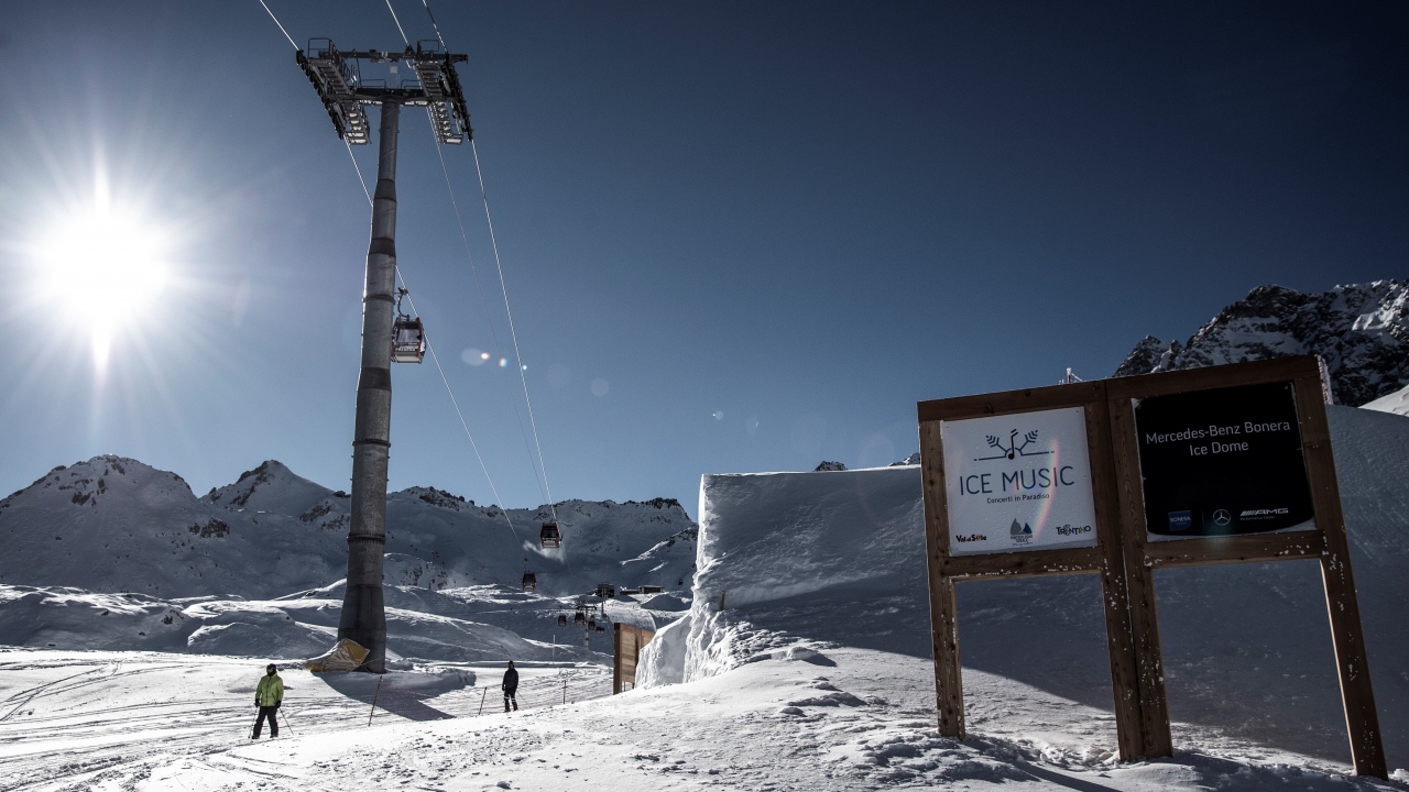 Buzdan yapılmış enstrümanlar, sandalyeler...