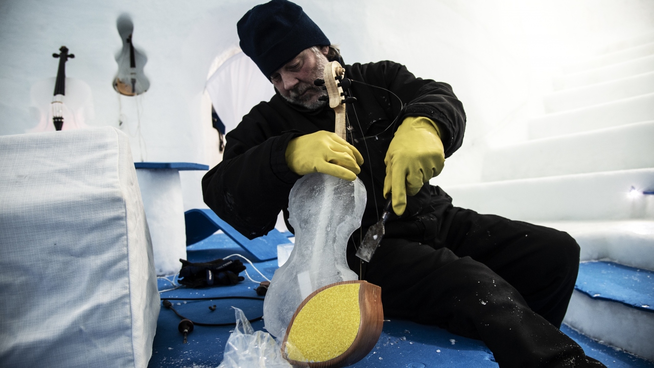 Buz enstrümanlar yapma fikrini ortaya atan ise ABD`li sanatçı Tim Linhart.