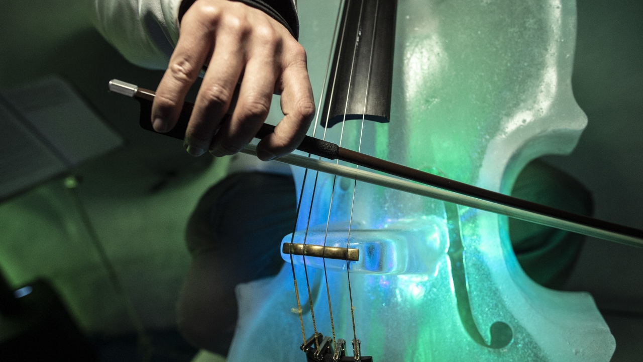 Normallerinden daha büyük olan enstrümanları çalmak bir yandan da sanatçılar için üşümek demek.