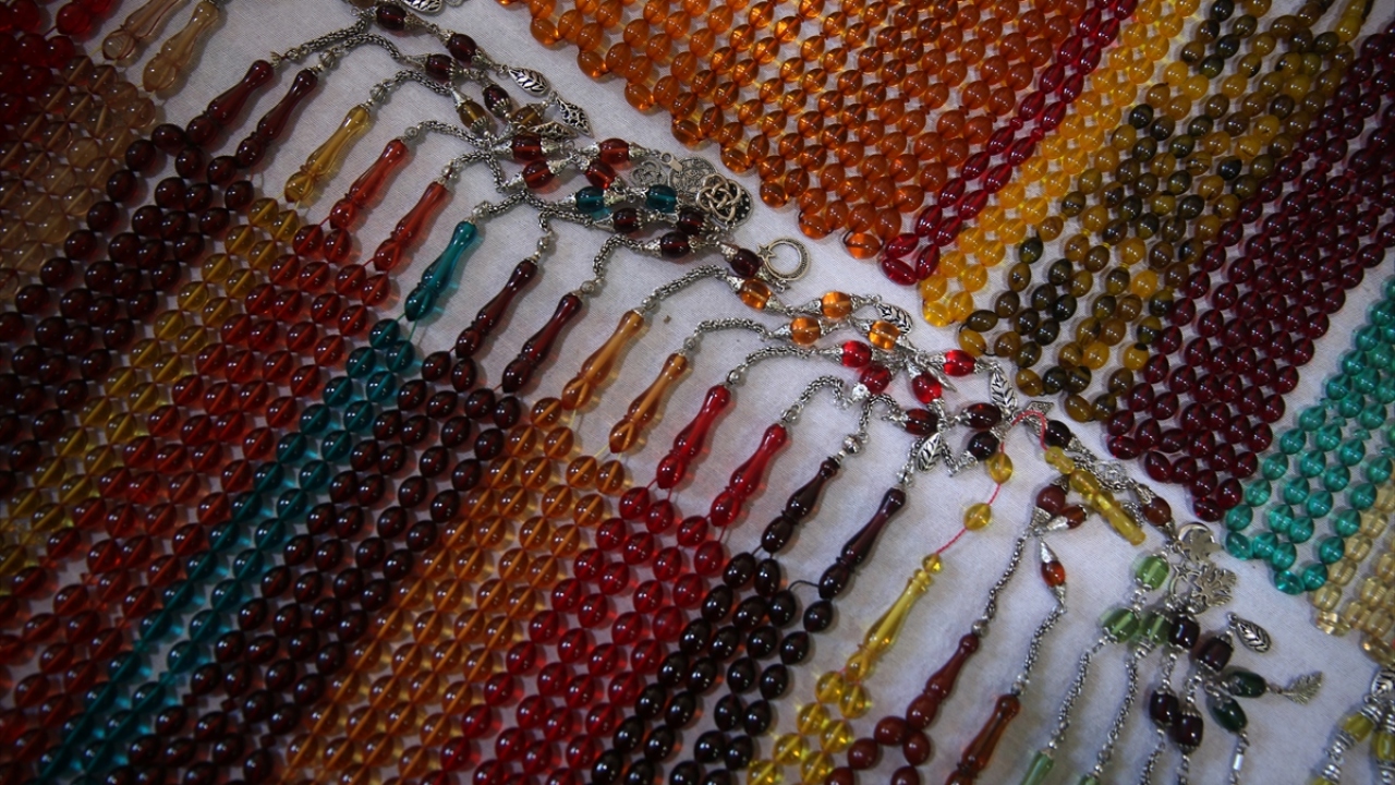 Balıklıgöl Yerleşkesi civarındaki Haşimiye Meydanı`nda yer alan ve 1563`te Urfa Sancakbeyi Halhallı Behram Paşa tarafından inşa edildiği belirtilen Gümrük Hanı, Evliya Çelebi`nin Seyahatnamesinde "Yetmiş Hanı" olarak da biliniyor.