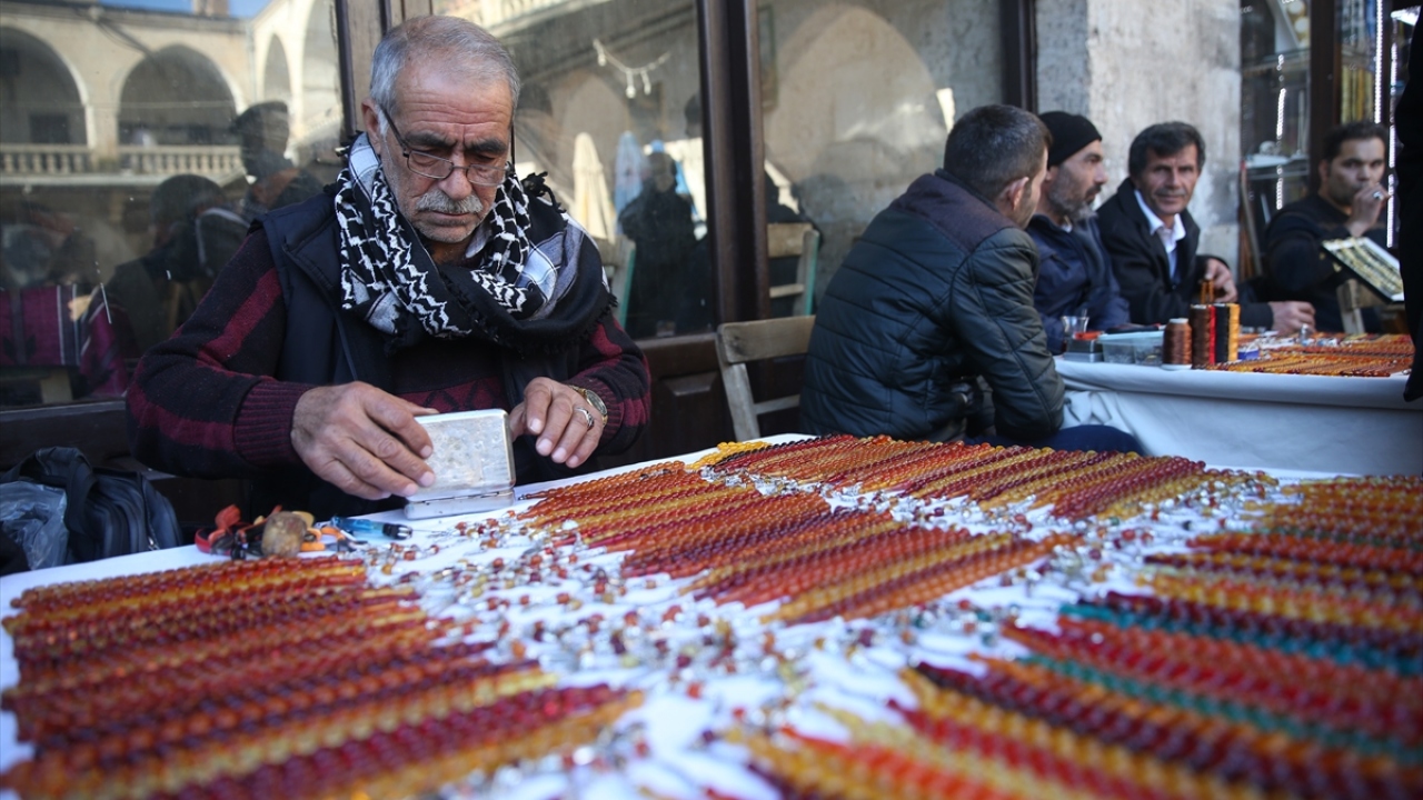 Üst katındaki odalarda terzilerin faaliyet gösterdiği tarihi handa alt katta ise çayhaneler ve tespih dükkanları yer alıyor.