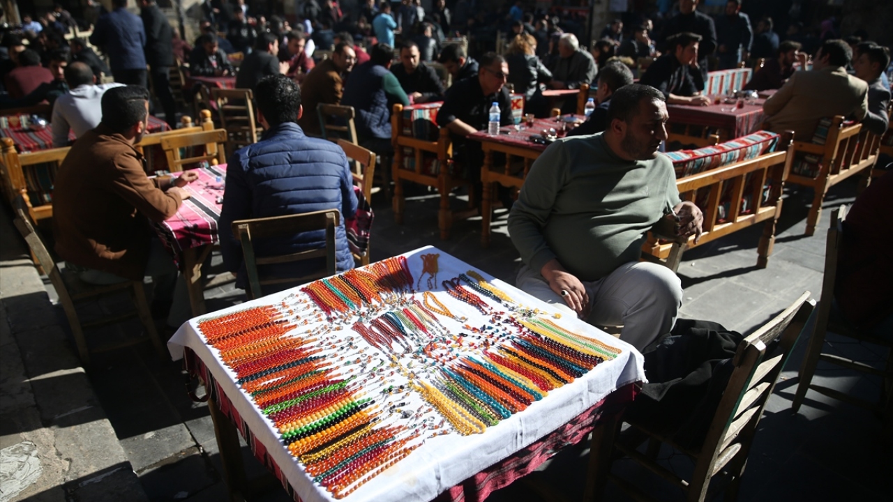 Müslümanların özellikle namazların ardından dualara vasıta kıldığı, sabrı geliştirdiğine inanılan tespihin meraklıları, hafta sonları Şanlıurfa`daki tarihi handa buluşuyor.