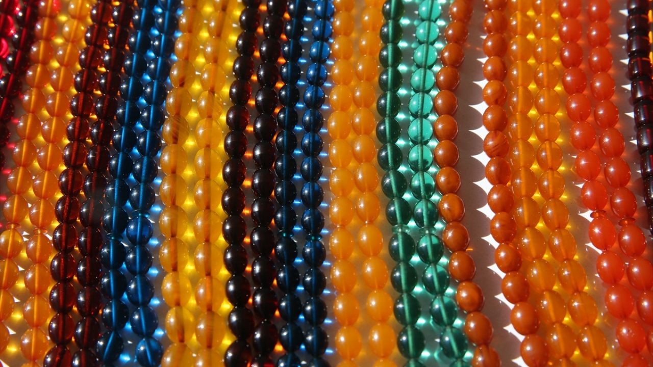 Zaman zaman yer bulmanın imkansız hale geldiği mekanda hafta sonları kentte gelen tespih koleksiyoncuları da birbirinden değerli ürünlerini görücüye çıkarıyor.