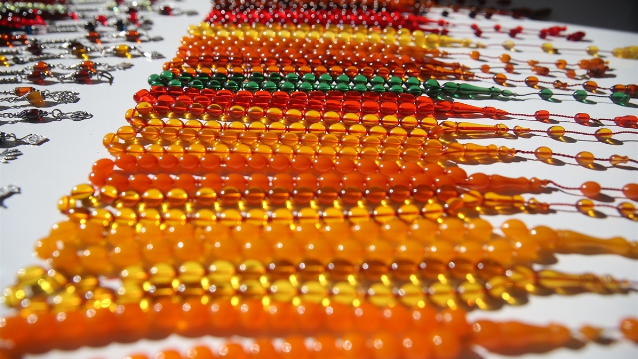 Oltu taşından kehribara, Osmanlı dönemine ait tespihlerden farklı çeşitlere kadar çok sayıda ürünün sergilendiği tezgahlarda her bütçeye uygun tespih bulunabiliyor.