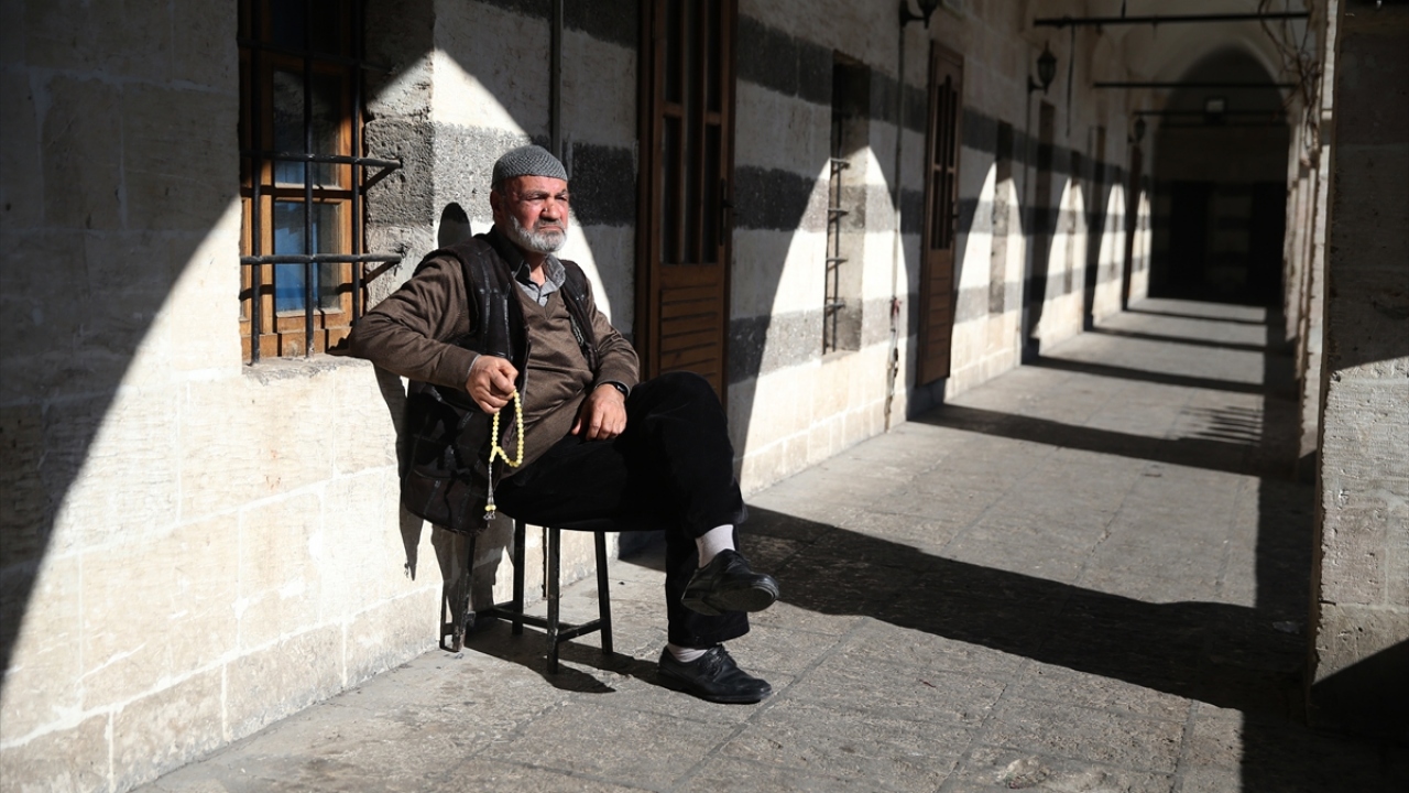 Yapıldığı malzemenin kalitesi ve işçiliğine göre fiyatları değişen tespihler 50 bin liraya kadar alıcı bulurken satıcılar tarihi handa müşterilerin yoğun ilgisiyle karşılaşıyor.
