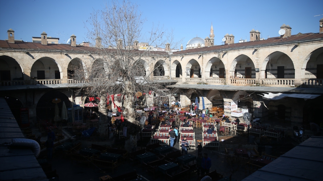 Yaklaşık 50 yıldır tespih üretimi ve alışverişiyle ilgilendiğini anlatan Karasapan, Osmanlı sıkma, damla kehribar gibi çok değerli tespihlerinin bulunduğunu ifade etti.