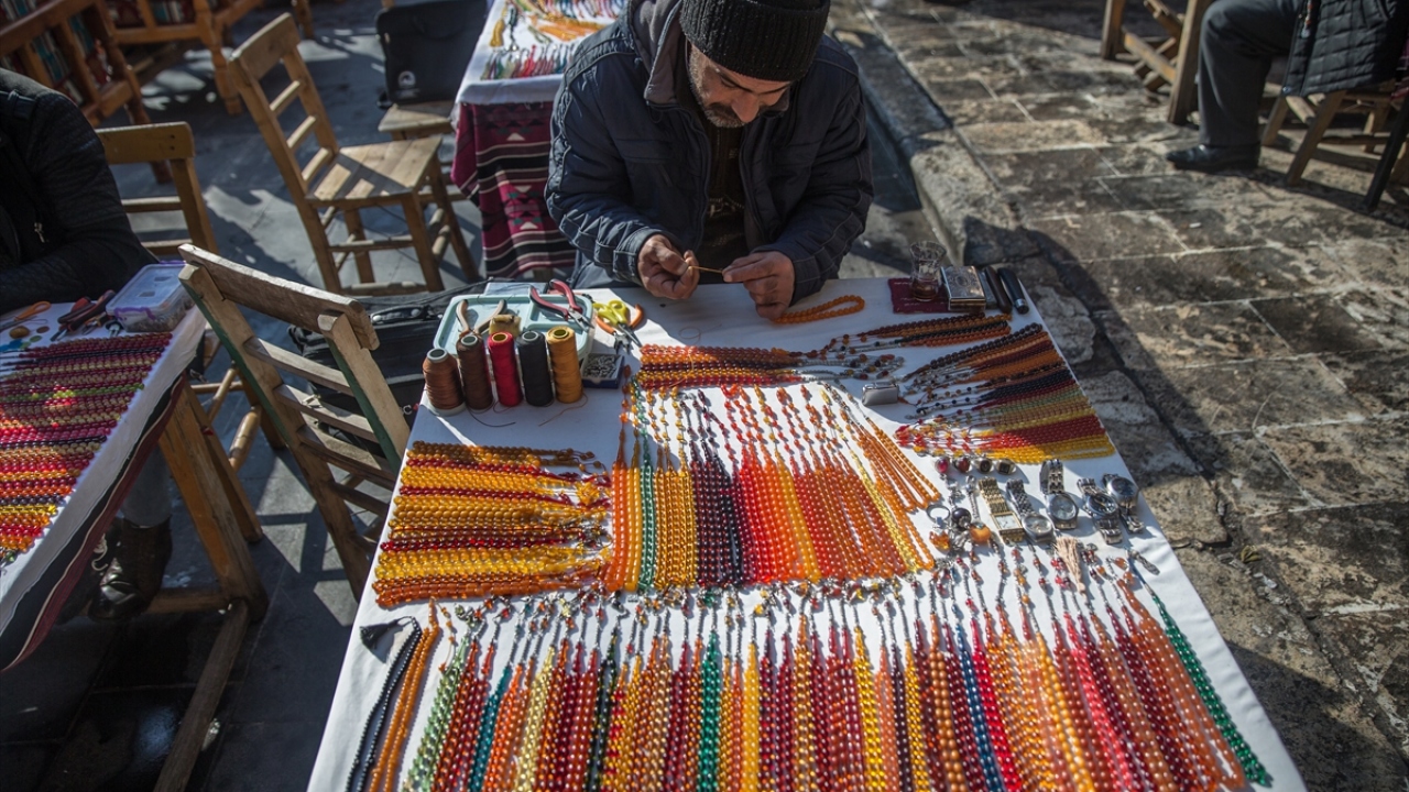 Adıyaman`dan gelen 62 yaşındaki Ramazan Bozan ise emekli olduktan sonra bu işle ilgilenmeye başladığını ve iki haftada bir Şanlıurfa`ya gelerek, tespih alıp sattığını ifade etti.