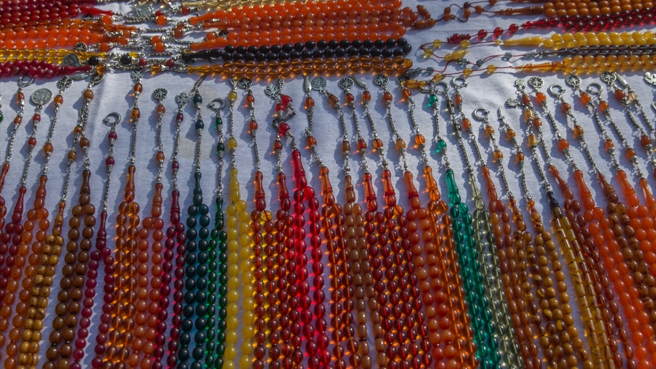 Kente gelen ziyaretçilerden Yılmaz Aktar ise hafta sonu dolayısıyla ailesiyle vakit geçirmek için Kayseri`den geldiklerini belirterek, Gümrük Hanı`nı ve buradaki ortamı çok beğendiğini söyledi. 