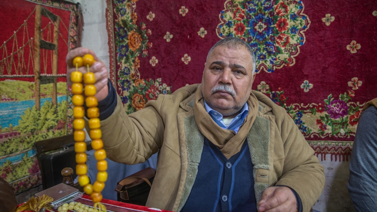 Gümrük Hanı`nda baba mesleği olan tespih işini sürdüren Mustafa Karasapan, yaptığı açıklamada, çocukluğunun bu handa geçtiğini ve babasından miras kalan işini severek sürdürdüğünü söyledi.