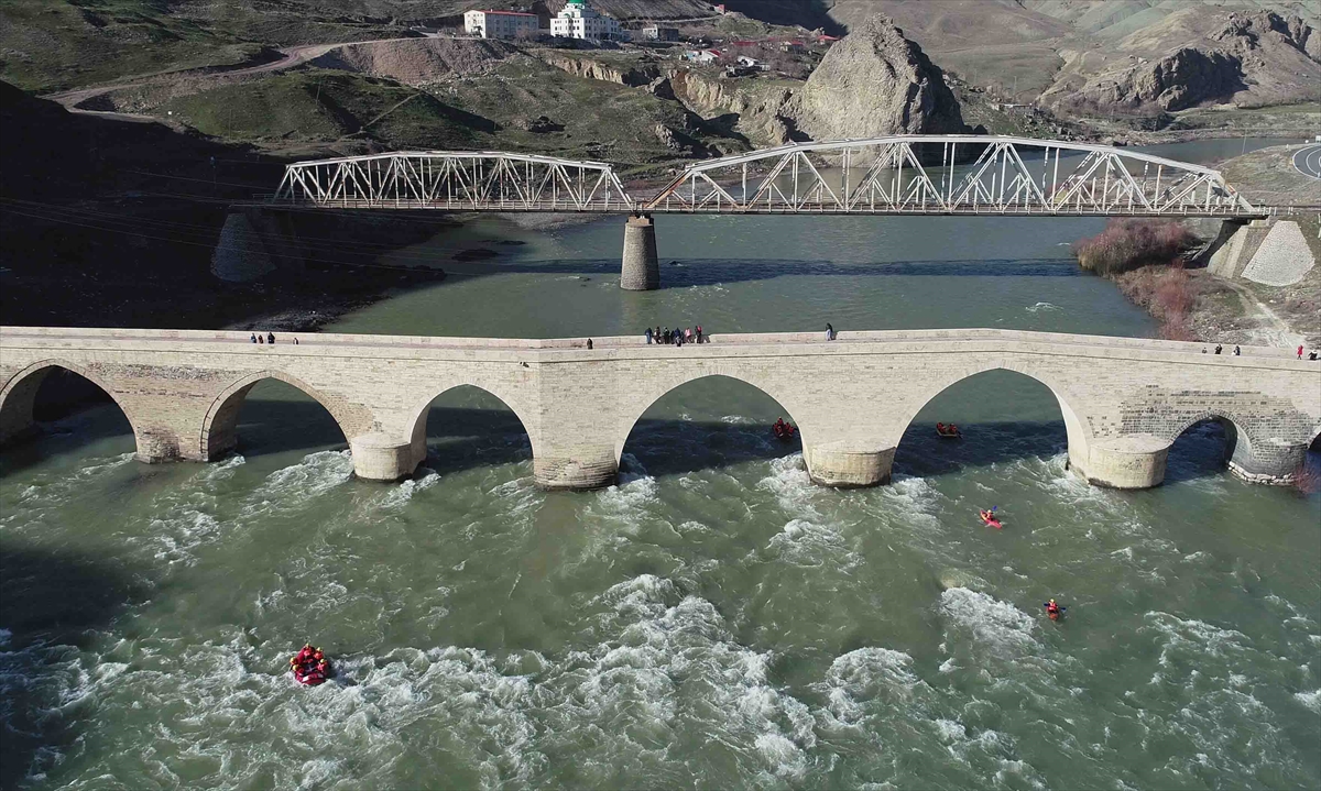 Rafting ile 6 ay önce tanıştığını ve ilk olarak Van`ın Çatak ilçesinde düzenlenen yarışmada kendilerini gösterme şansı bulduklarını belirten Serdar Tekeli (17), "Hava soğuk ama elimizden geldiğince antrenmanları kaçırmamaya çalışıyoruz." diye konuştu.