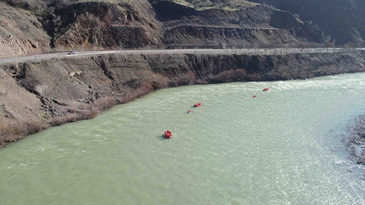 Urartu kralı Menua tarafından kayadan yaptırılan kitabe, mezarlar, tüneller, nişler ve tapınaklarla açık hava müzesi olan ilçe, Murat Nehri`nde yapılmaya başlanan rafting ve kano etkinlikleriyle adrenalin tutkunlarına ev sahipliği yapıyor. 