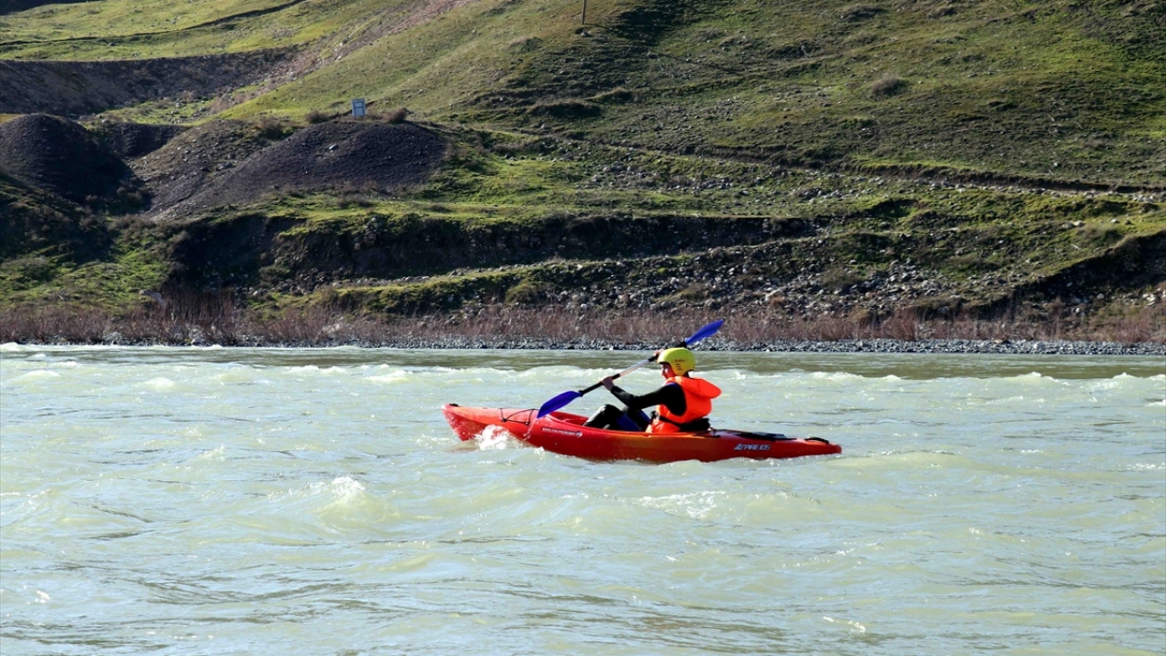 Palu Rafting Kulübü Başkanı Hakan Demir, 7 ay önce 5 kişi ile başladıkları rafting macerasında ilk olarak Dalaman`da sonra Van ve Kahramanmaraş`ta 15 kişilik bir kadro ile kürek çektiklerini söyledi.