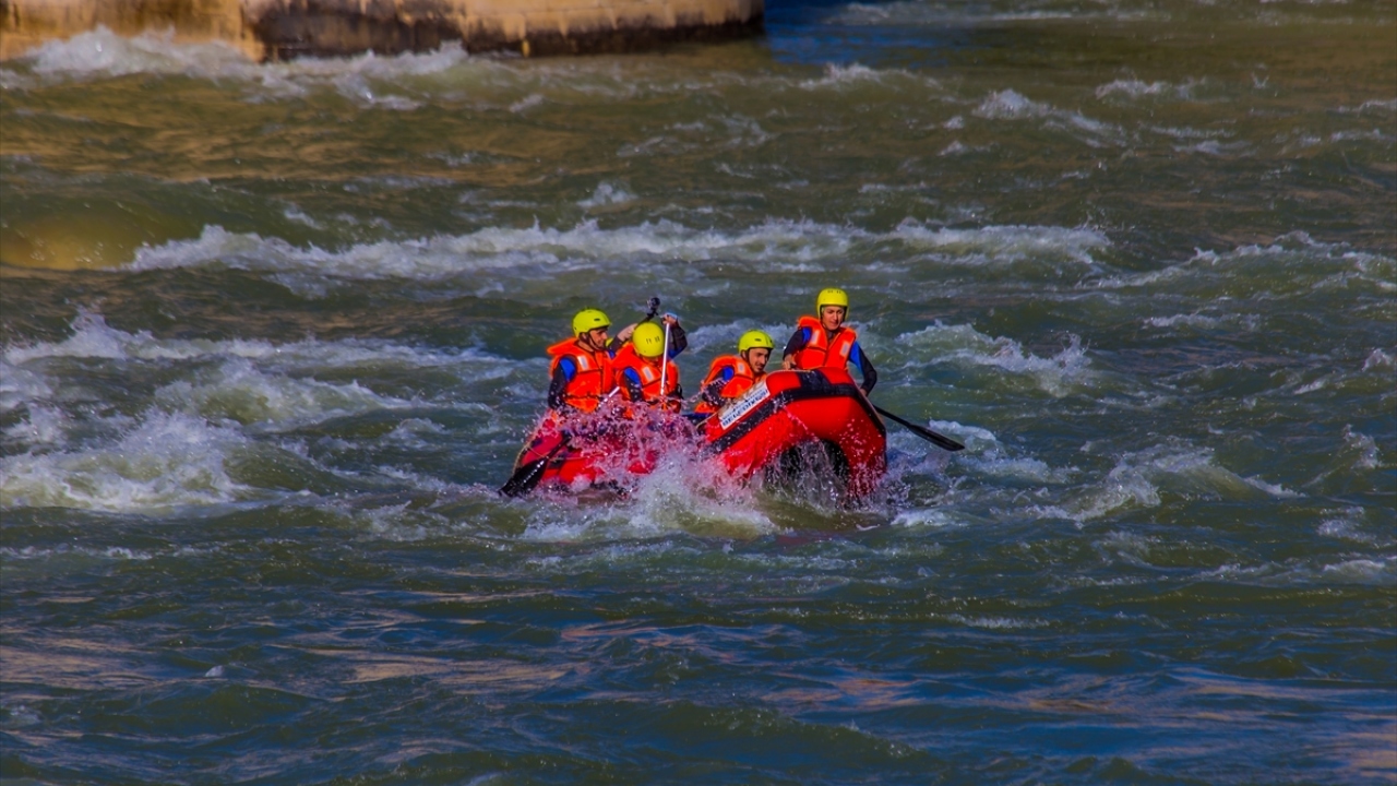 4 yıldır akıntılı sularda kürek çektiğini vurgulayan Gülbahar Erdoğan (19) da soğuk havaya aldırış etmeden şampiyonaya hazırlandıklarını kaydetti.