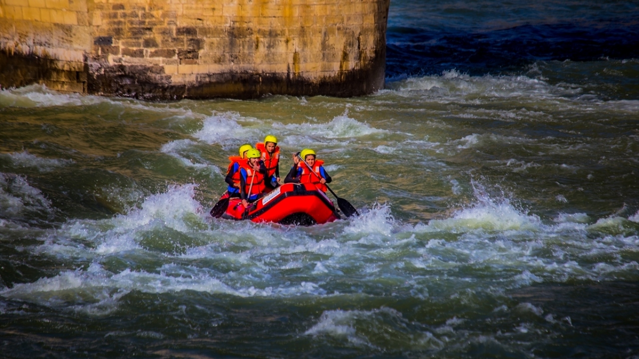 Murat Ünalan (21), raftingin çok güzel bir spor olduğunu aktararak, "Kış ayları hava soğuk ama değiyor. Bizim için hava şartları fark etmiyor. Önümüzde bir şampiyona var ona hazırlanıyoruz. Elimizden geleni yapacağız." değerlendirmesini yaptı.
