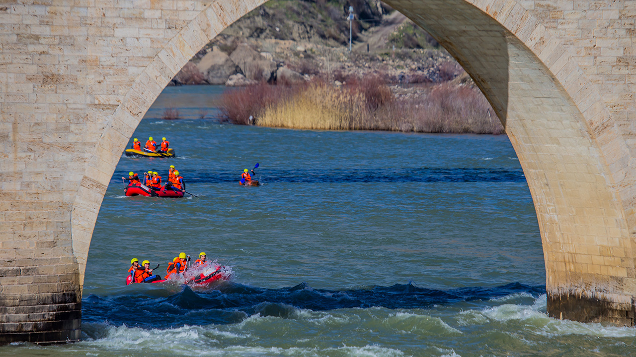 Murat Nehrinin buz gibi sularına aldırış etmeyen genç sporcular, aralıksız antrenmanlarla hedeflerini büyük tutuyor.