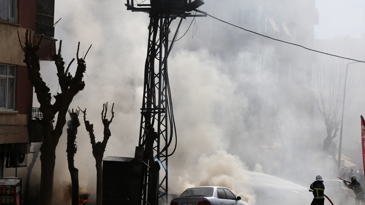 Merkez Haliliye ilçesinin Bahçelievler Mahallesi`nde bulunan elektrik trafosu, henüz belirlenemeyen nedenle patladı.