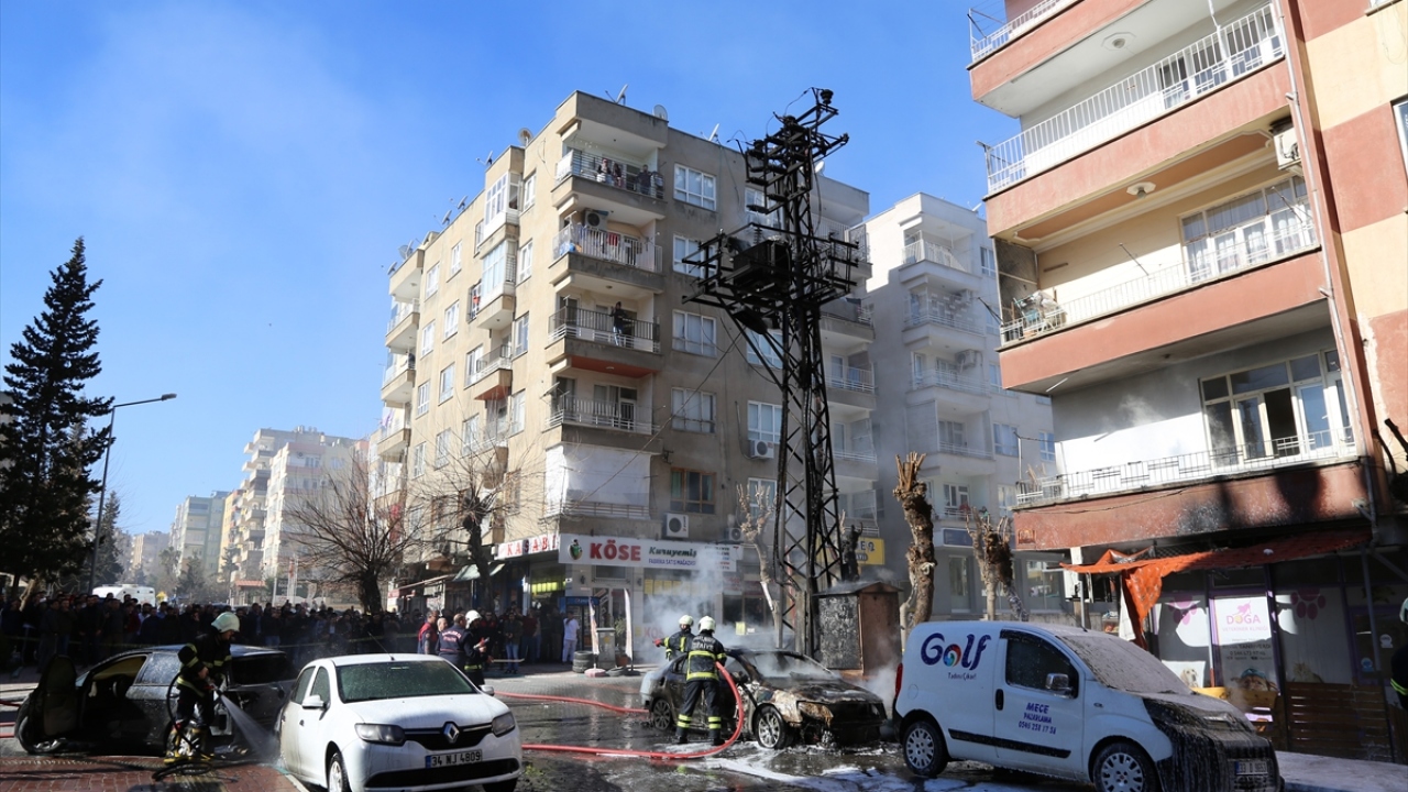 Patlamanın etkisiyle caddede park halinde bulunan 6 araç ile bir iş yeri ve evde, sıçrayan kıvılcımlar ve trafodan kopan tel parçaları nedeniyle yangın çıktı. 