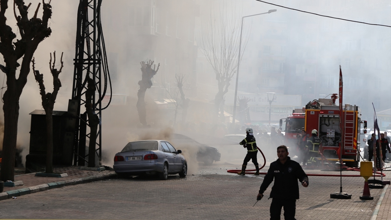 Kısa sürede büyüyen yangın, Şanlıurfa Büyükşehir Belediyesi itfaiye ekiplerinin yaklaşık iki saatlik çalışması sonucu kontrol altına alındı. 