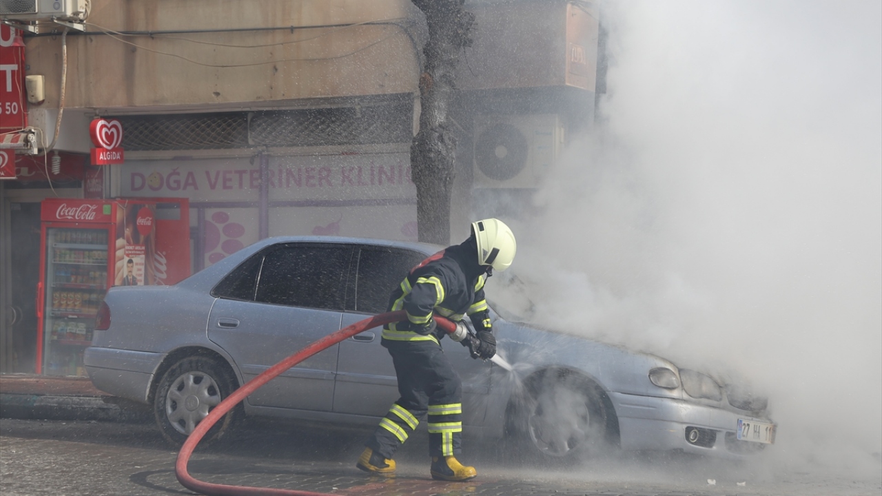 Yangın dolayısıyla ev ve iş yeri ile araçlarda maddi zarar oluştu.  