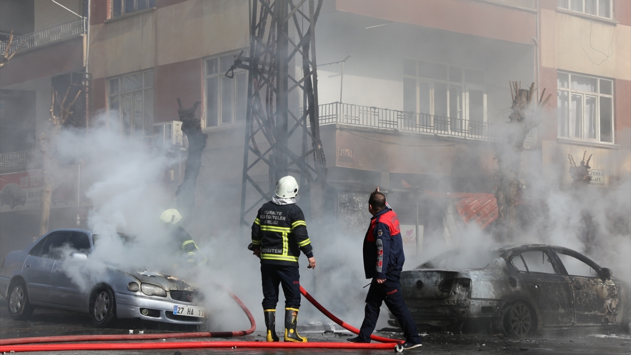 Dışarı çıktıklarında gördükleri karşısında şaşkına döndüklerini anlatan Kılıç, "Sesi duyunca bomba patladı zannettik, korktuk. Çok şükür ki maddi hasar var. Çevredeki her şey bir anda alev aldı. İyi ki çevreden geçen insan yoktu." dedi.