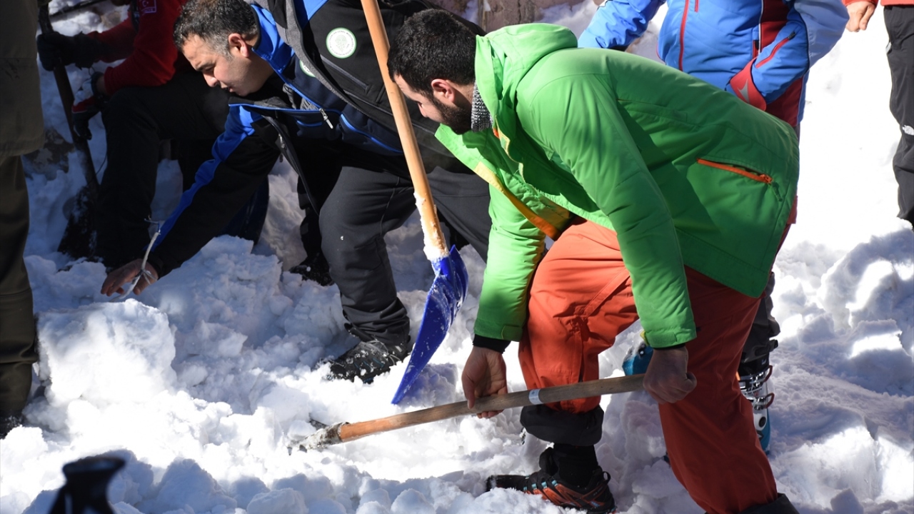 Çatının orta bölümündeki kütle de bu olayın hemen ardından yere düşerek kurtarmak için koşan 4 kişinin kar altında kalmasına neden oldu.