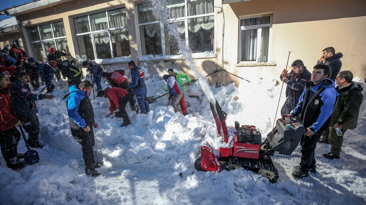 Kar altında kalan 6 vatandaşın kurtarılması için bölgeye İl Afet ve Acil Durum Müdürlüğü (AFAD) ile özel arama kurtarma birliklerinden ekipler, sağlık görevlileri gönderildi.