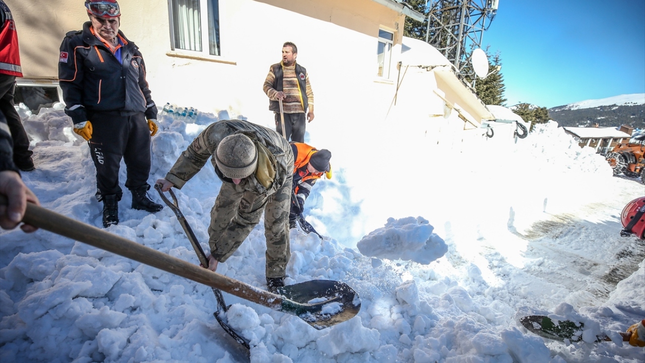 İl Sağlık Müdürlüğü yetkilileri, ekiplerce çıkarılan 6 kişinin, Bursa`daki sağlık kuruluşlarında tedavi altına alındığını bildirdi.