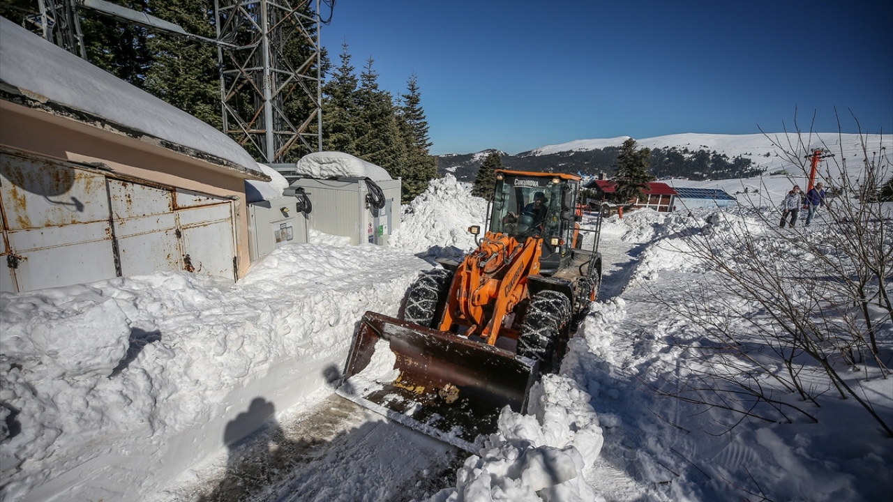 Öte yandan, ekiplerin olay yerindeki çalışmaları tamamlandı. İş makinesi yardımıyla toprak zemine kadar ulaşan ekipler, herhangi bir kimseye rastlamadı.