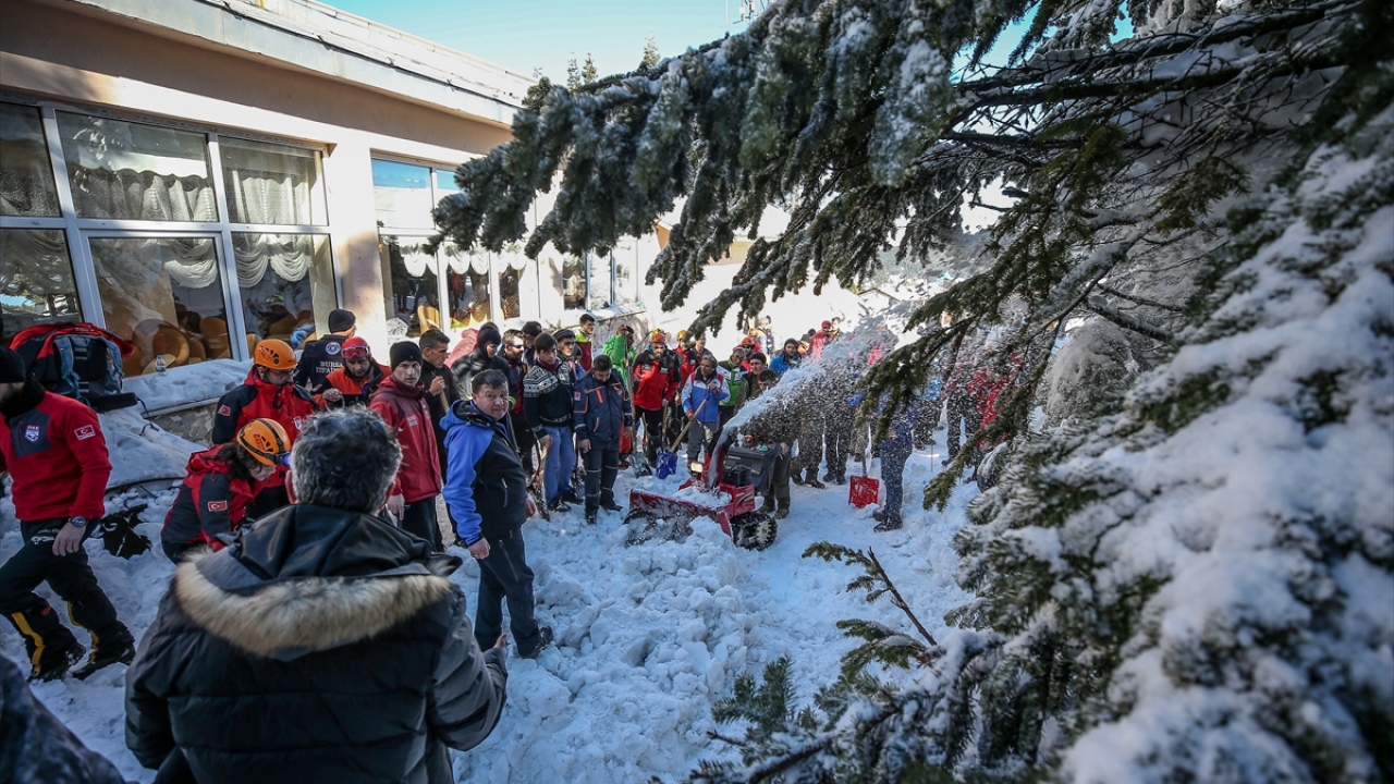 Çatının birinci bölümündeki karların iki kişinin üzerine düştüğünü gören çevredekiler yardıma koştu.