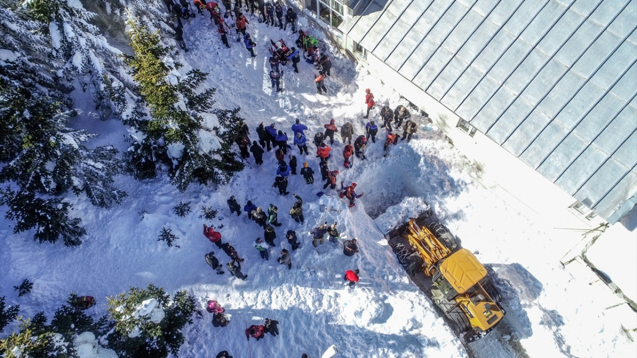 Alınan bilgiye göre, PTT Uludağ Tesisleri`nin metal malzemeden yapılmış üç bölümden oluşan çatısındaki kar kütlelerinden bir kısmı yere düştü.