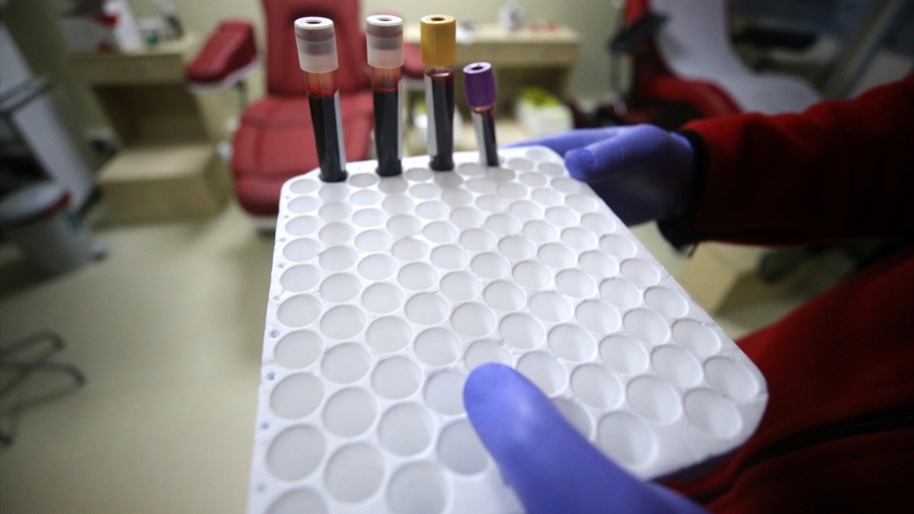 Türk Kızılayı Batı Karadeniz Bölge Kan Merkezin`de vatandaşlar kan bağışı yaparak çağrıya cevap veriyor.