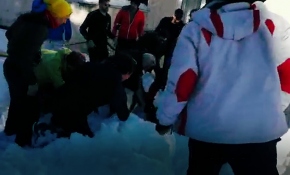 Uludağ'da otelin çatısındaki kar vatandaşların üzerine düştü