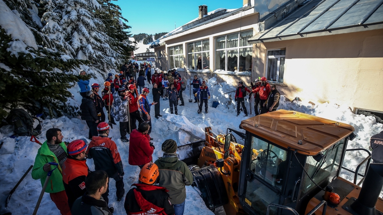 Kar altında kalan vatandaşların bir tur grubu ile geldiği öğrenildi. Olayın, 19 kişilik tur grubunun Uludağ gezintisi sırasında yaşandığı belirtildi.