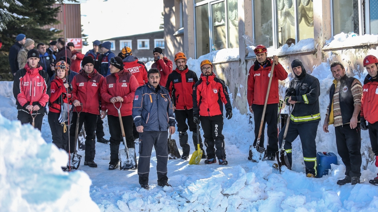 Binanın bir bölümünün çatısında kalan kar kütlesi ise görevliler tarafından kontrollü şekilde temizlendi.