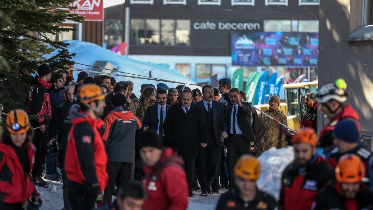 Canbolat, önce iki, daha sonra 4 vatandaşın kar kütleleri altında kaldığını dile getirerek, Jandarma Arama Kurtarma ile AFAD ekiplerinin kısa sürede müdahale edip bu kişileri kurtardığını anlattı.